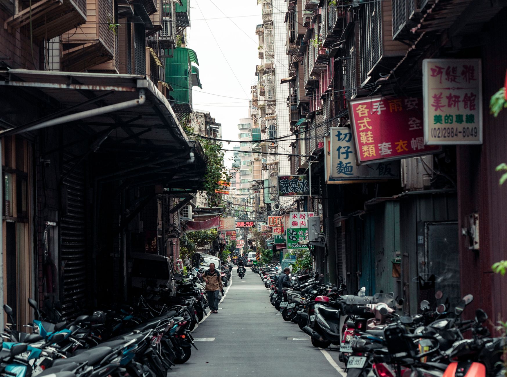 巷弄裡的店面外觀，預約到訪的路口辨識