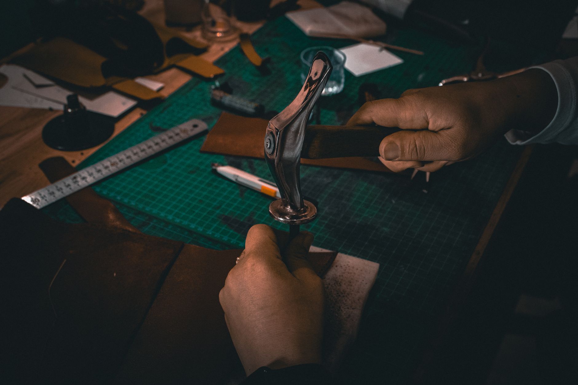 工作桌上的皮革手工具與素材